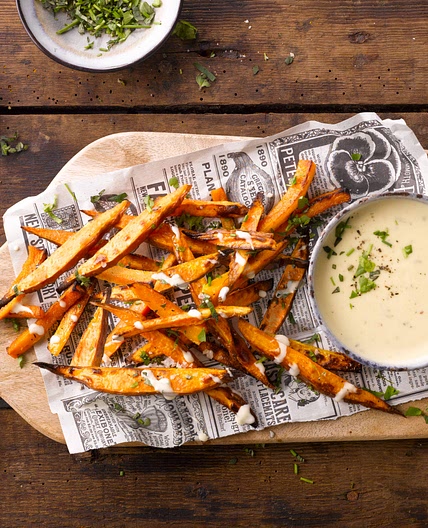 Süßkartoffel & Kürbis Fritten mit Käsesauce
