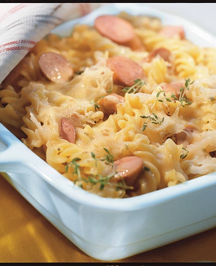 Nudel-Gratin mit Kraut und Würstchen