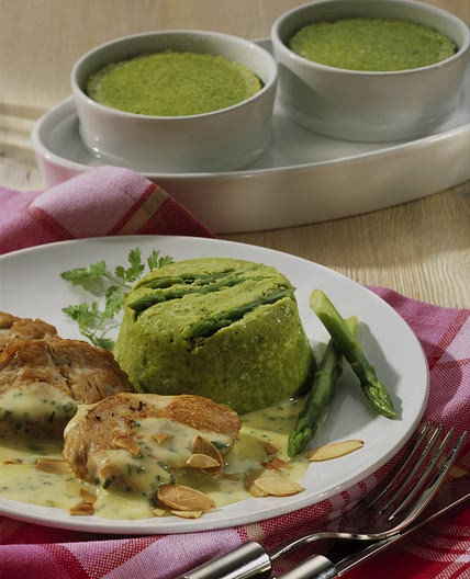 Grüner Spargel-Flan mit Mandelblättchen-Hollandaise