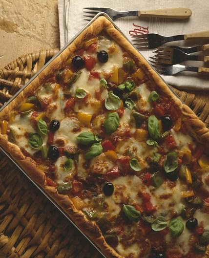 Ratatouille-Pizza mit Basilikum