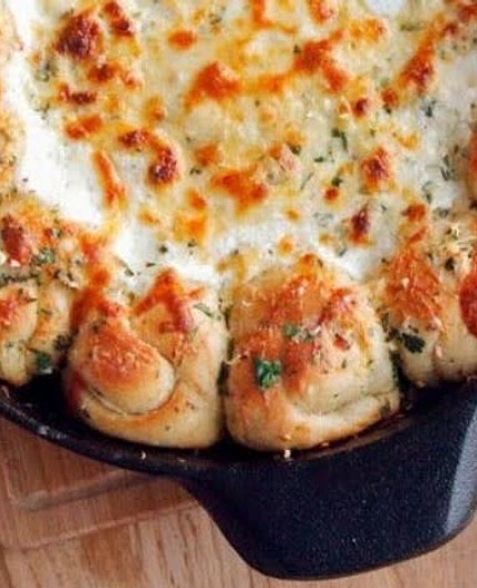 D'licious Cheesy Garlic Knot Pizza Dip