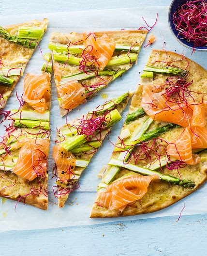 Spargel Flammkuchen mit Lachs