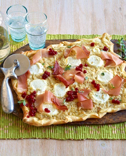 Flammkuchen mit Ziegenkäse und Schwarzwälder Schinken