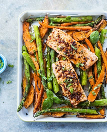 Ofenlachs mit Frühlingsgemüse