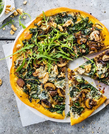 Süßkartoffel Pizza mit Spinat und Blauschimmelkäse