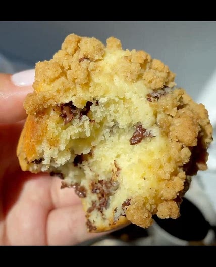 D'licious Chocolate Chip Streusel Muffins