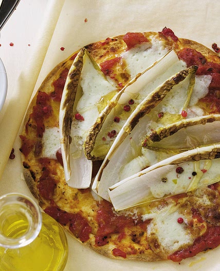 Tortilla-Pizza mit Chicorée und Gorgonzola