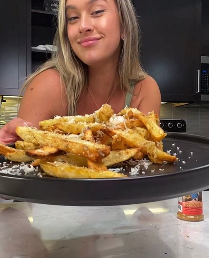 the perfect air fryed spicy parmesan french fries!