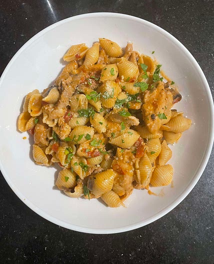 *EASY* Creamy Tomato Chicken Pasta