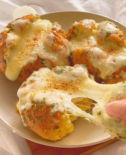Korean Garlic Cheese Bread