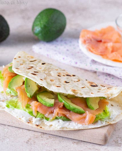Piadina pokè - philadelphia, salmone e avocado 🥑🐟🧀