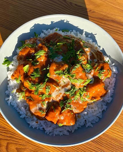 VEGAN BUTTER “CHICKEN”🤩 // full recipe ↓ INGREDIENTS: - 500 g tofu - Splash of oil - 2-3 tbsp cornstarch - 1 onion- chopped - 5 garlic cloves- minced - 1/2 cup tomato paste - 2 tsp paprika + 2 tsp garam masala + 2 tsp curry powder (add more if needed) - 3