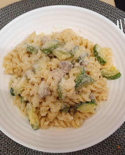 Pasta z cukinią i białą kiełbasą