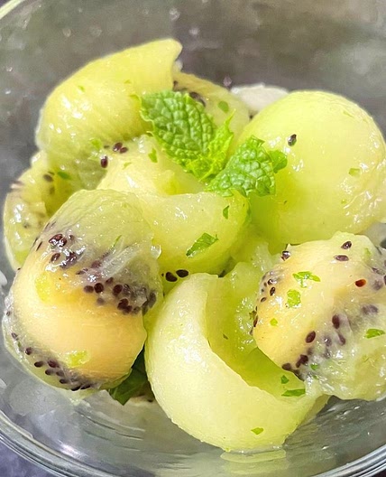 *EASY* Honeydew and Kiwi Mojito Fruit Salad — Bottomless Chef