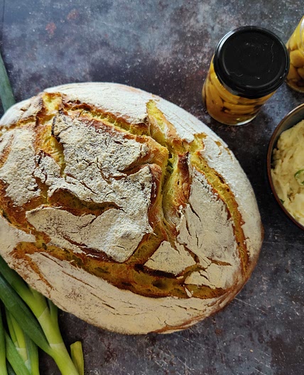 Lente-ui/kurkuma brood met verse knoflookboter