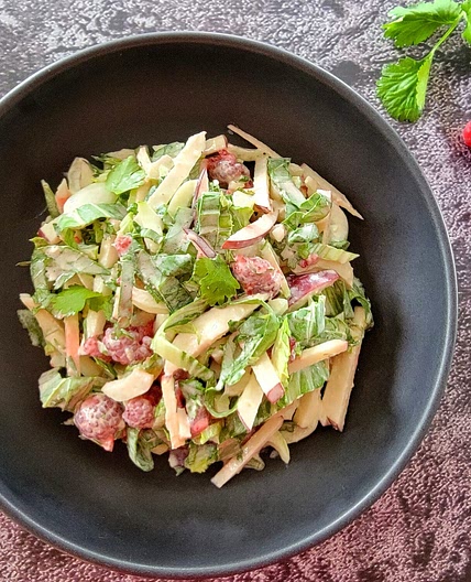 Salade de chou chinois, pomme et framboises - Mouvement J’aime les fruits et légumes