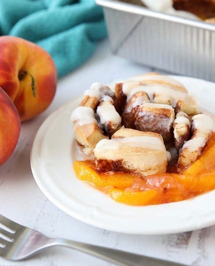 CINNAMON ROLL PEACH COBBLER