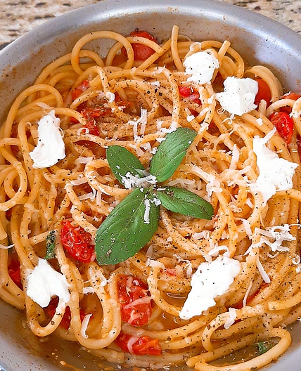 FRESH TOMATOES MOZZARELLA BASIL PASTA 🌿🍅 MARGHERITA 🤔