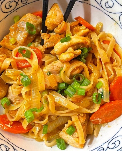 *SUPER EASY* Adaptable Noodle Stir Fry with Chicken — Bottomless Chef
