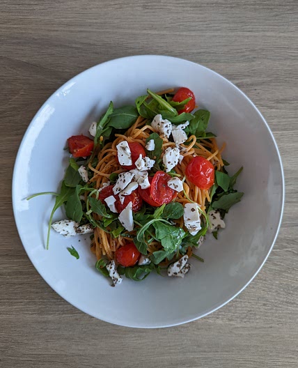 Pâtes aux tomates cerises caramélisées, mozzarella et roquette