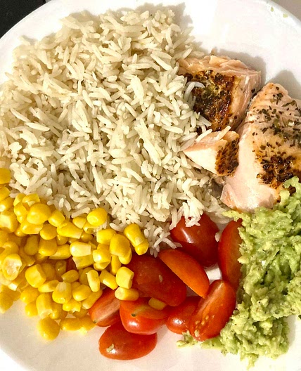 Salmon and rice salad with 🥑, 🍅, 🌽