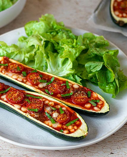 Courgettes farcies façon pizza, mozzarella - tomate & chorizo - Amandine Cooking