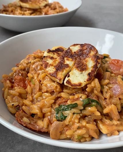 Halloumi &amp; tomato orzo 😚🤌🏻 this was absolutely delish! The orzo obsession is returning without a doubt 🤣 promise you won’t regret saving and trying this one team!!! Recipe makes 2 big portions!⁣ ⁣ Ingredients:⁣⁣⁣ 1 onion⁣⁣ 150g reduced fat halloumi