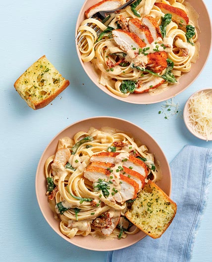 Fettucines Alfredo au poulet, épinards et tomates