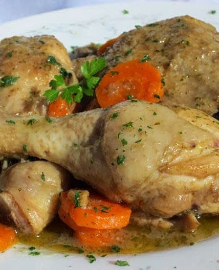 Pollo en salsa de cebollas y zanahorias
