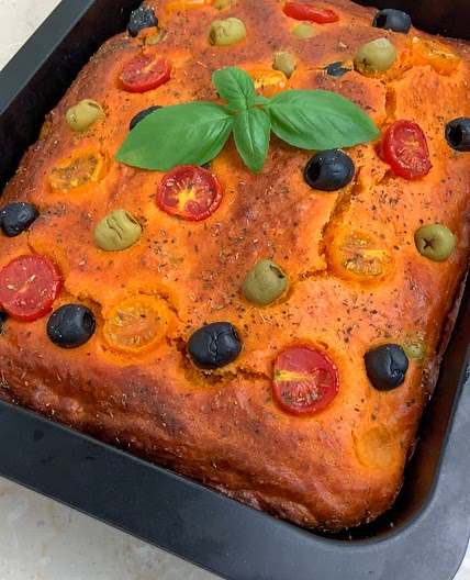 EASY TOMATO BREAD (with olives) 