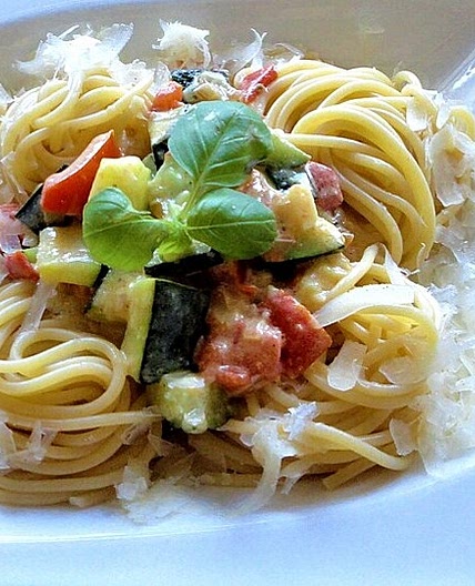 Nudelnester mit Zucchini- und Tomatengemüse