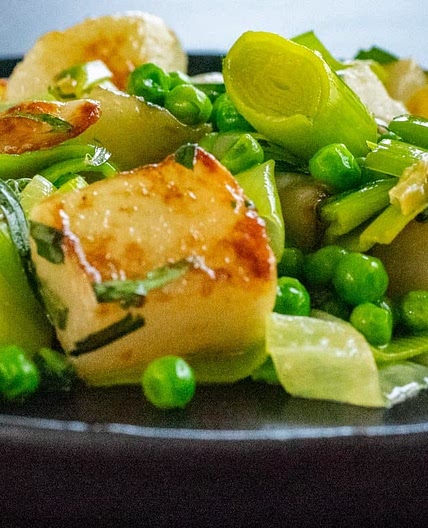 Sweet and buttery turnip with leeks, peas and tarragon