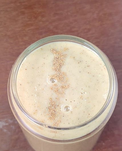 Almond, apple, cinnamon smoothie