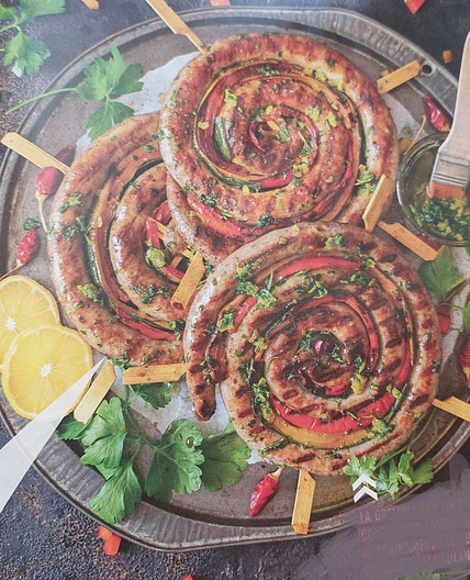 Girelle di salsiccie, zucchine e peperoni con gremolada