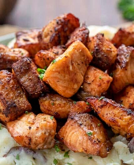 Salmon Bites with Garlic Cream Sauce