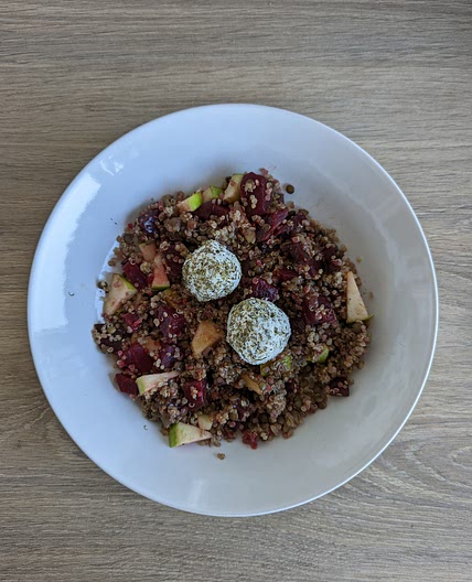 Salade quinoa, lentilles, pomme, betterave et chèvre frais