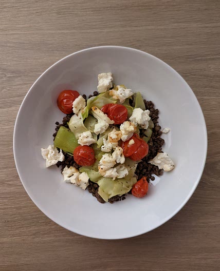 Salade de lentilles aux courgettes, tomates et feta rôties