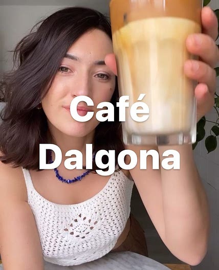 CAFÉ DALGONA ☕️🧊🤙🏼☕️🧊🤙🏼 El café helado más rico y cremoso del verano: also archiconocido en TikTok. Resulta que Dalgona viene de la palabra coreana “dalguna” que quiere decir “está dulce”, y también se le llama Whipped Coffee o Desi Cappuccino. A mi 