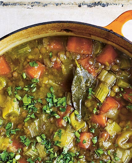Oven-baked lentil soup with greens