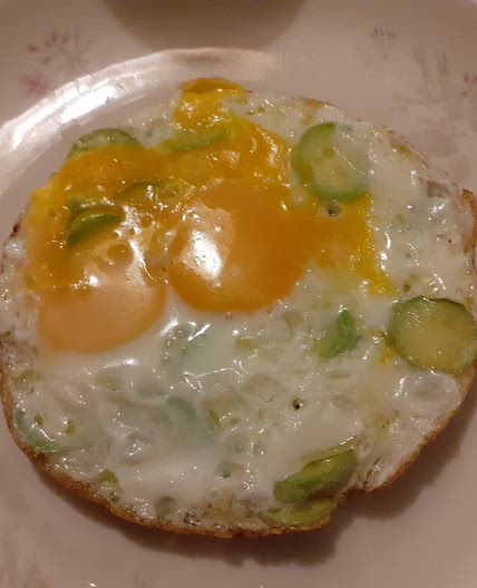 Œufs au plat avec courgette