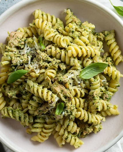 Pasta with ricotta and pesto