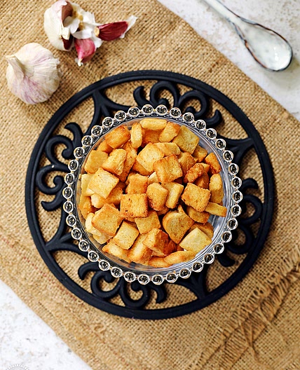 Easy Garlic Croutons