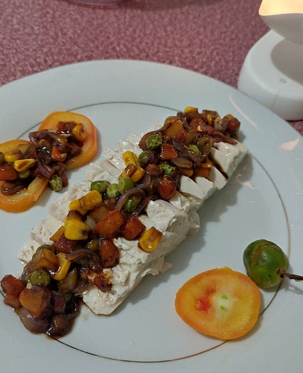 Plain tofu with veggies as toppings