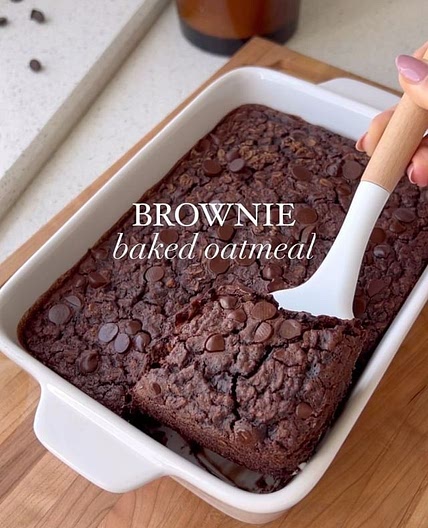 bookmark this vegan BROWNIE BAKED OATMEAL 🤎✨follow for more vegan recipes! Ingredients: 2 cups coconut or almond milk (not canned) 1/2 cup maple syrup 1/3 cup peanut butter 1 tsp vanilla 2 cups rolled oats 1/4 cup cocoa 1 tsp baking powder 1 tbsp flax pin