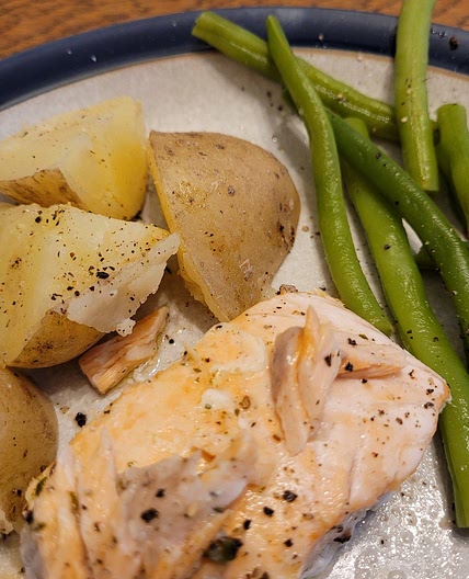 Salmon blasus, tatws a ffa