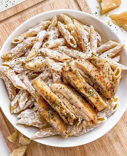 Healthy Chicken Alfredo Pasta (high protein/gf) 😋🍽 a healthier alfredo sauce that’s lean, protein-packed, and incredibly creamy. made with Greek yogurt instead of heavy cream, all you need are five main ingredients and 10 minutes! trust me, this easy din