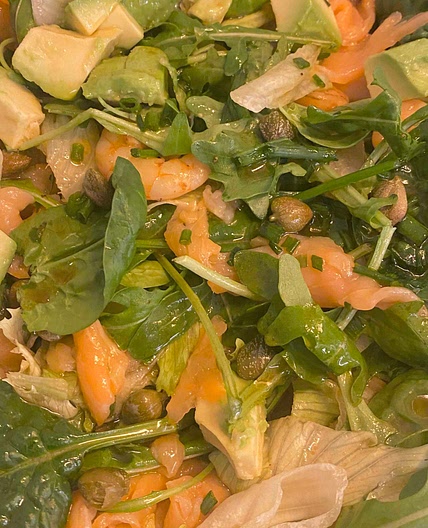 Salada de camarão e salmão fumado