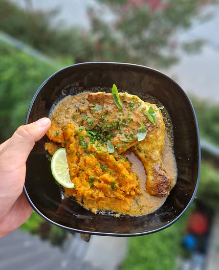 Poulet cajun, sauce mangue / lait de coco et sa purée de patate douce