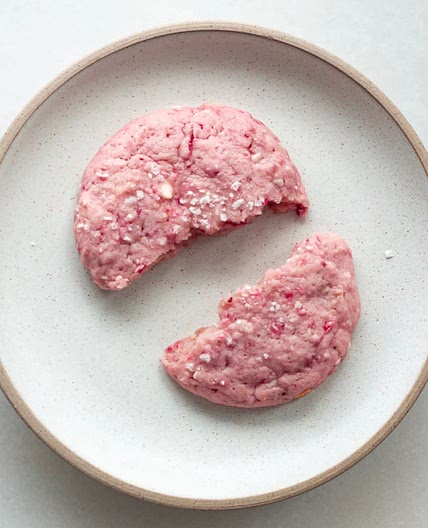 Salted strawberry cookies