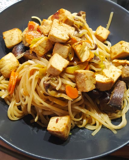Vegano noodles with veggies and marinade tofu